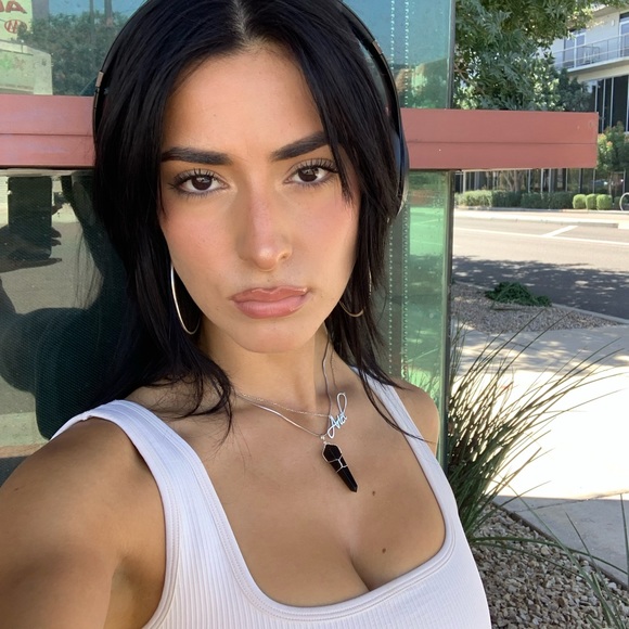 Meet your Posher, Ariel - Picture 3 of 3